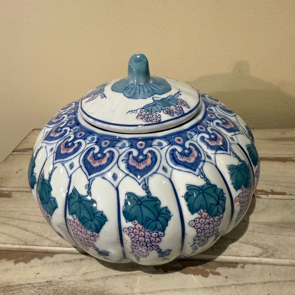 Blue & White Chinoiserie Ginger Jar, Pumpkin Style, w/ grapes